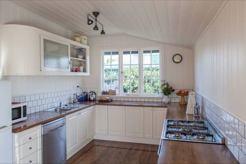 Flop House - Accommodation QLD 9