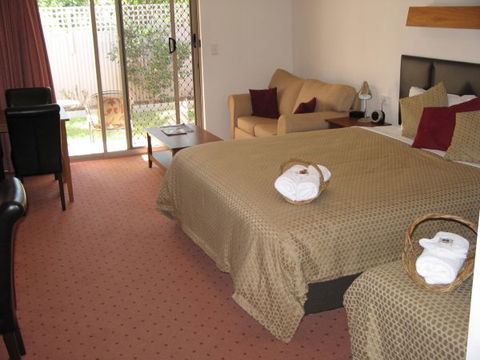 Golden Chain Wine Village Motor Inn - Accommodation QLD 1