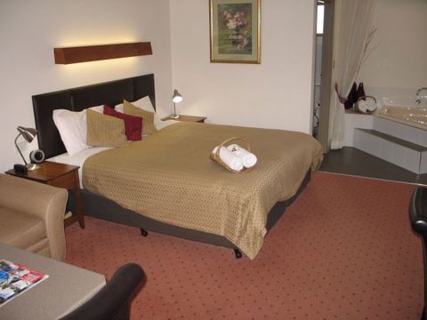 Golden Chain Wine Village Motor Inn - Accommodation QLD 2
