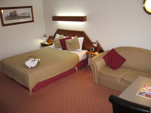 Golden Chain Wine Village Motor Inn - Accommodation QLD 6