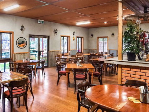 Hungry Horse Hotel Molesworth - Accommodation QLD 0