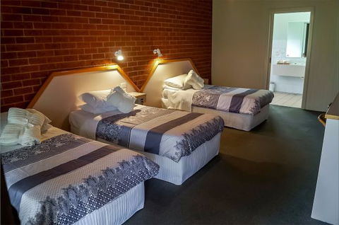 Hungry Horse Hotel Molesworth - Accommodation QLD 5