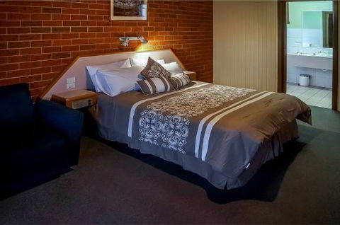 Hungry Horse Hotel Molesworth - Accommodation QLD 6