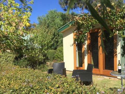 Jonathan Art Centre - Jarramarrumba House - Accommodation QLD 4