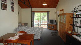 The Old Oak Bed And Breakfast - The Shearing Shed - Accommodation QLD 0