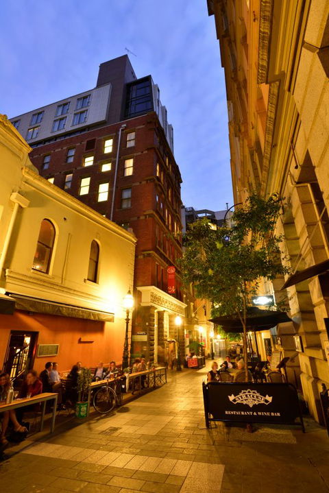 Metro Apartments On Bank Place - Accommodation QLD 7