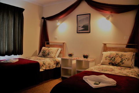 Sundial Holiday Apartments - Accommodation QLD 4