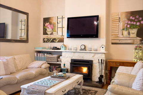 Azalea Cedar-Rose Villa - Accommodation QLD 4