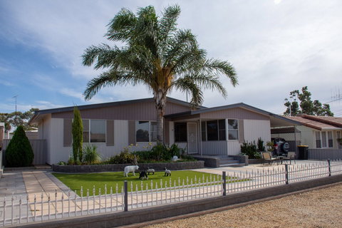 Chrissie's Palace - Accommodation QLD 0