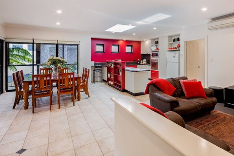 Downton Villa - Accommodation QLD 3