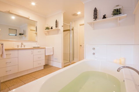 Downton Villa - Accommodation QLD 5