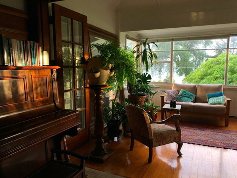 Eastern Beach Art House - Accommodation QLD 4