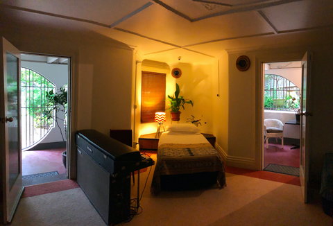 Eastern Beach Art House - Accommodation QLD 6