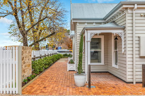 Grandview Accommodation - The Elm Tree Apartments - Accommodation QLD 0
