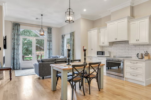 Grandview Accommodation - The Elm Tree Apartments - Accommodation QLD 5