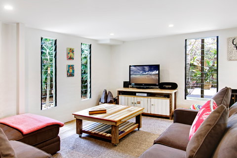 Jimmy's Beach House: Belongil Beach - Accommodation QLD 5