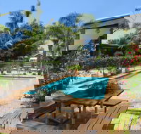 Lakes Waterfront Motel - Accommodation QLD