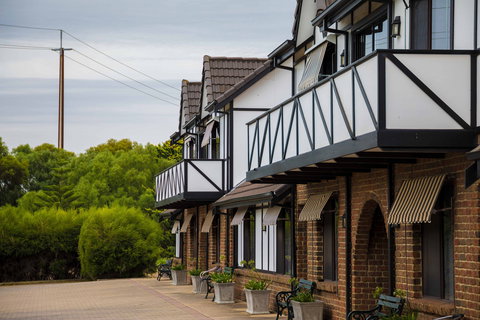 Mick O'Shea's - Accommodation QLD 0