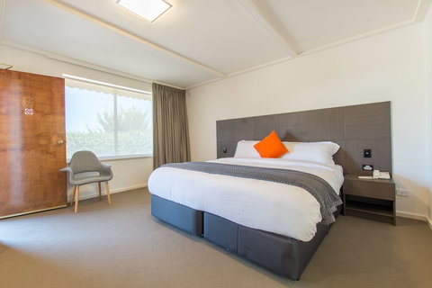 Mick O'Shea's - Accommodation QLD 1