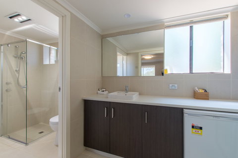 Mick O'Shea's - Accommodation QLD 2