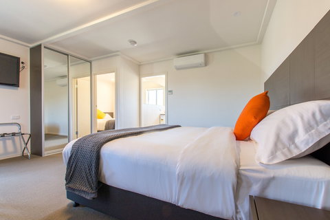 Mick O'Shea's - Accommodation QLD 5