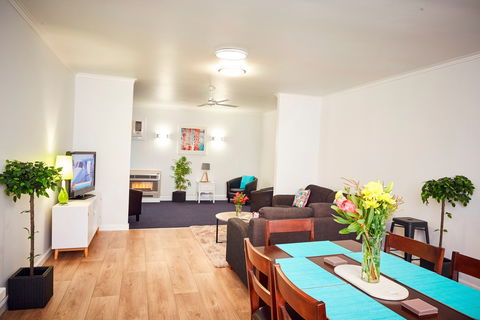 Wattle Grove Motel And Villa - Accommodation QLD 6