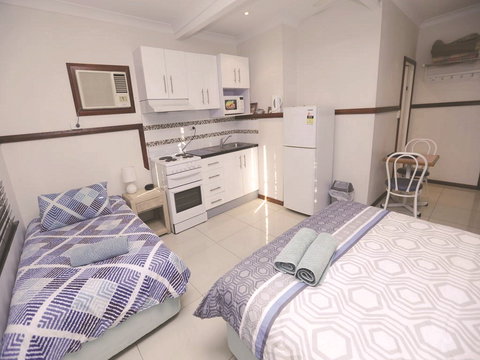 Across Country Motor Inn And Serviced Apartments - Accommodation QLD 3