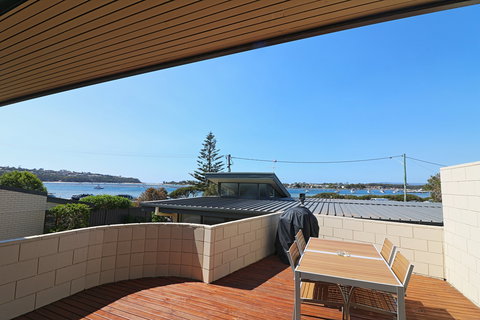 All Decked Out At Penguin Mews - Accommodation QLD 2