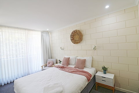 All Decked Out At Penguin Mews - Accommodation QLD 4