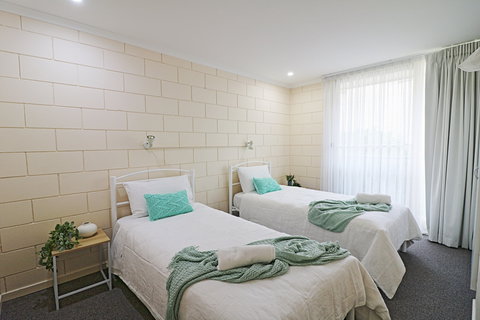 All Decked Out At Penguin Mews - Accommodation QLD 5