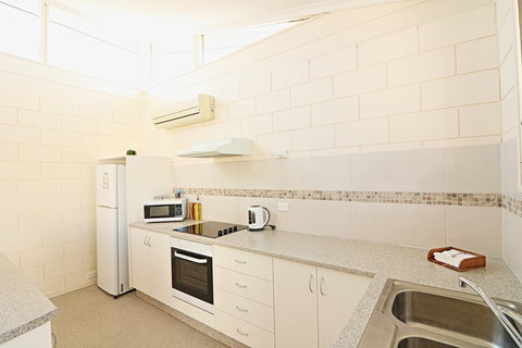 All Decked Out At Penguin Mews - Accommodation QLD 7