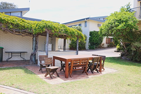 All Decked Out At Penguin Mews - Accommodation QLD 9
