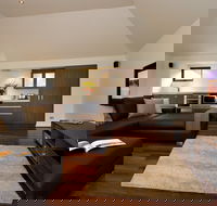 Chandeliers on Abbey - Accommodation QLD