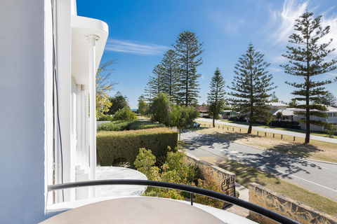 Cottesloe Beach Deluxe Apartment - Accommodation QLD 2