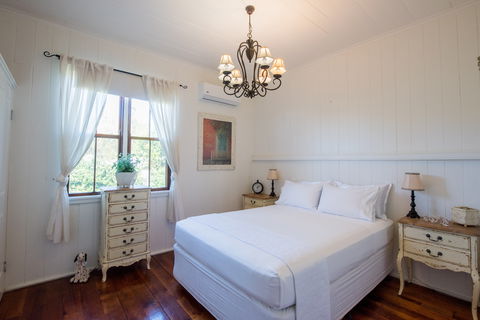 Curious Cottages - Accommodation QLD 7