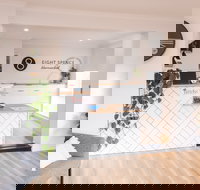 Eight Spence - Accommodation QLD