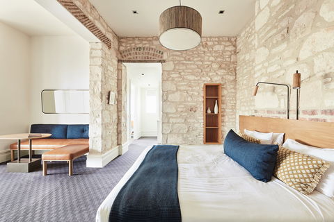 Hotel Sorrento - Accommodation QLD 8