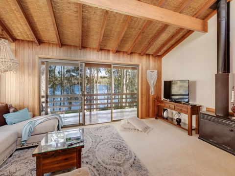 Kings Point Lake House - Accommodation QLD 2