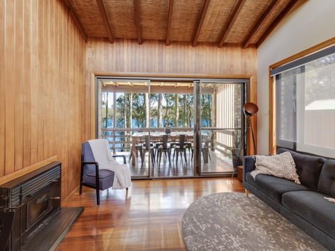 Kings Point Lake House - Accommodation QLD 4