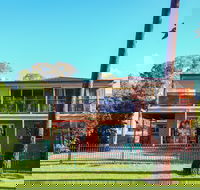 Kingfisher Lakehouse - Accommodation QLD