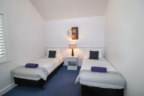 Plover Deluxe Villa 25 - Accommodation QLD 4