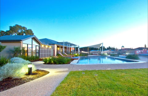 Ramada Resort By Wyndham Seven Mile Beach - Accommodation QLD 0