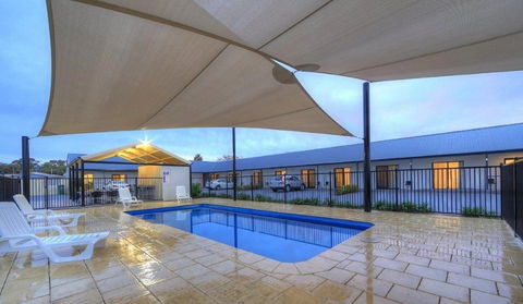 Red Earth Motel - Accommodation QLD 0