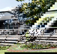 Rose Cottage with Vineyard Views - Accommodation QLD