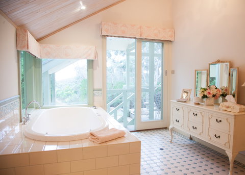 The Studio & The Barn - Accommodation QLD 6