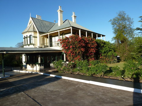 Airlie House Motor Inn - Accommodation QLD 0