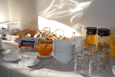 Airlie House Motor Inn - Accommodation QLD 2