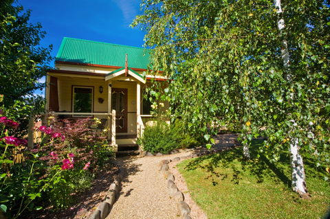 Autumn Abode Cottages - Accommodation QLD 2