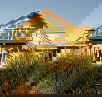 Logans Beach House and Apartments - Accommodation QLD