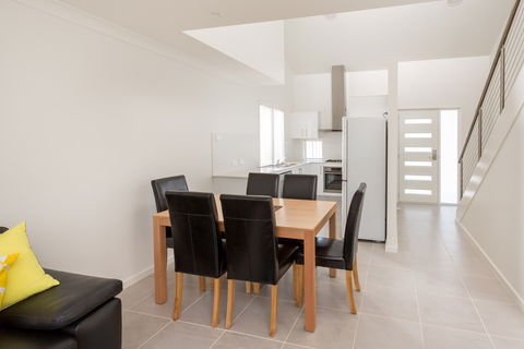 Wallsend Executive Apartments - Accommodation QLD 2